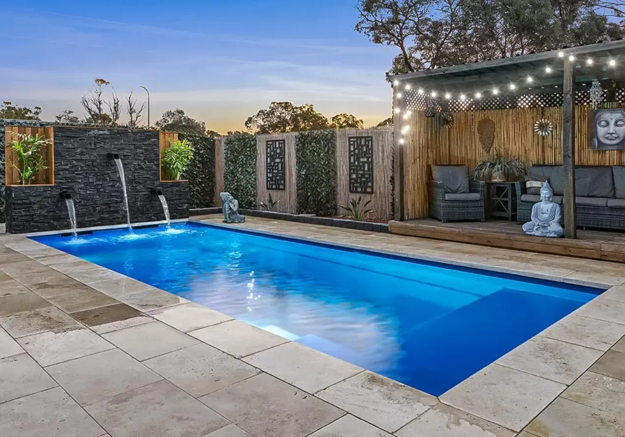 Cantilevered Edge Pool